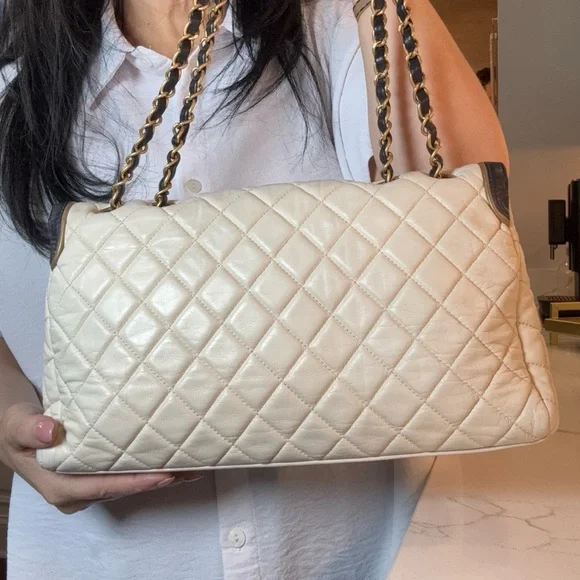 CHANEL Quilted Lambskin White Bag - Picture 5 of 17